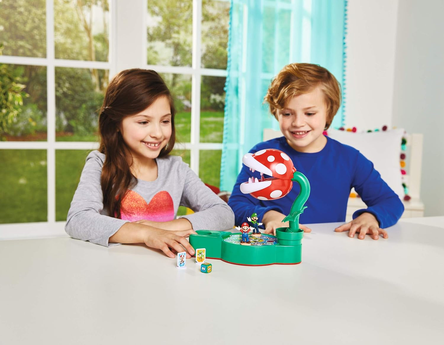 Super Mario Piranha Plant Escape! - Tabletop Action Game for Ages 4+ with 2 Collectible Super Mario Action Figures